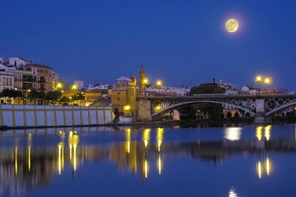 Ad32 Luminoso A Pies Del Puente De Triana * Sevilla