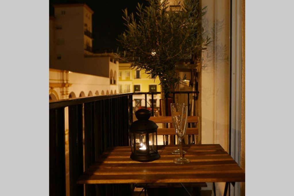 Ad32 Luminoso A Pies Del Puente De Triana Seville